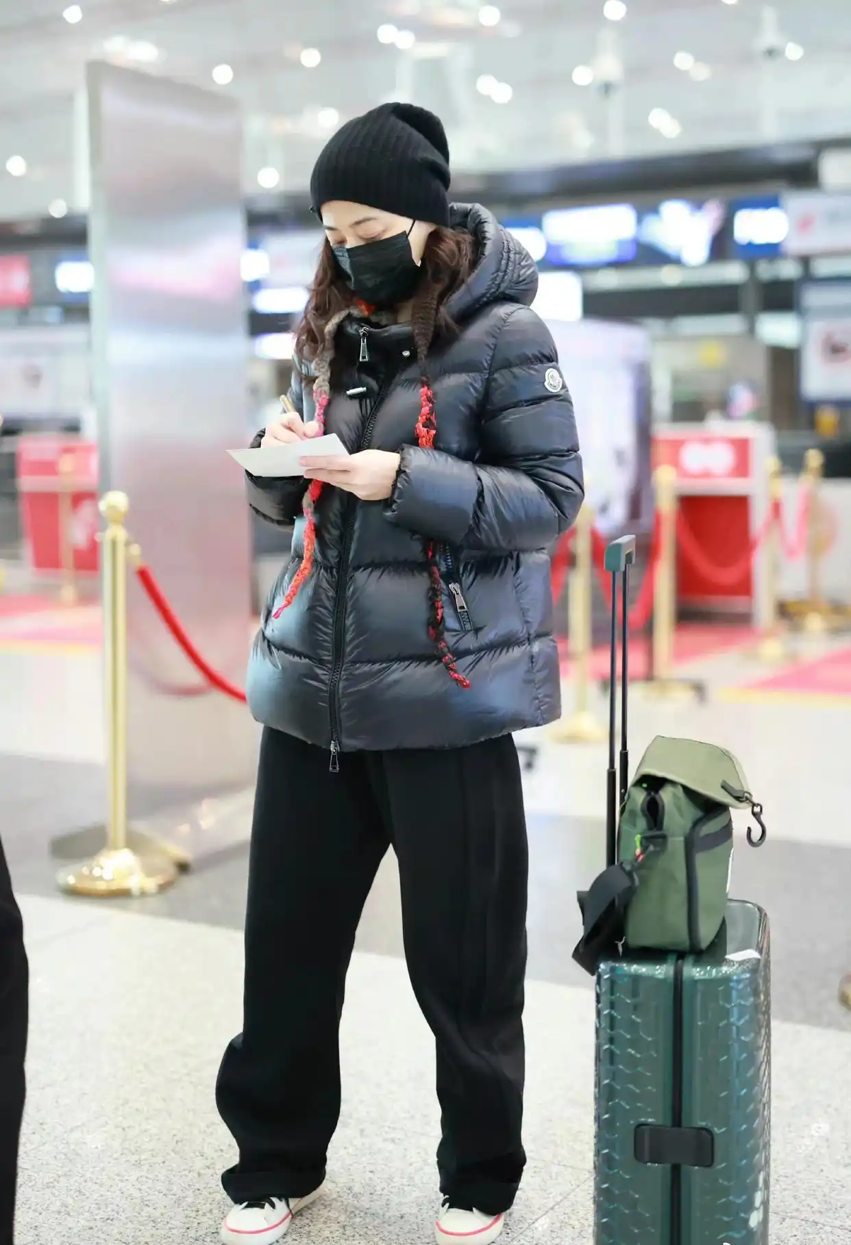 梅婷冬季棉服搭配_梅婷机场秀造型_女明星的冬装